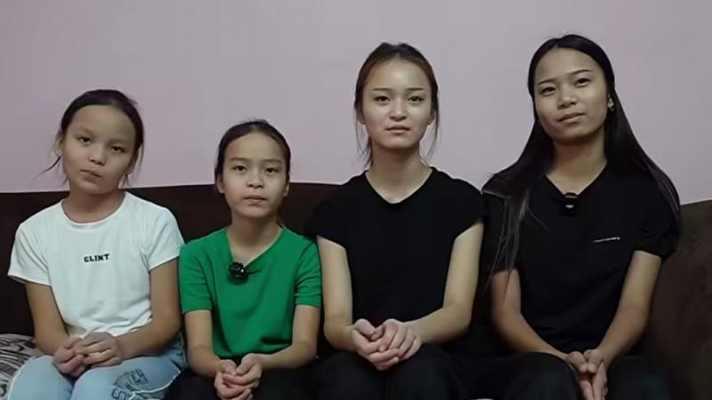 Единственная мечта этой семьи сейчас — иметь дом, где можно обнять своих детей и согреть их.