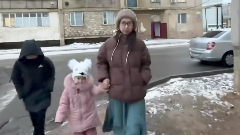 Қазақ елі осы отбасын баспаналы етейікші...